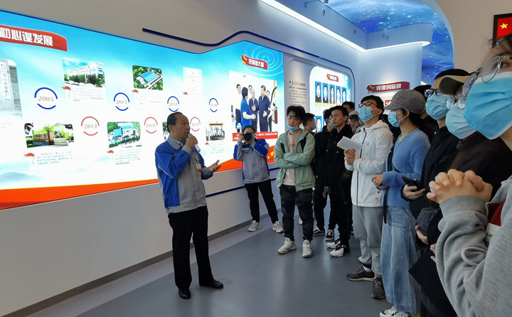 景書記從午夜福利久久的品牌、企業理念、公司規模、全球布局等方麵介紹了公司