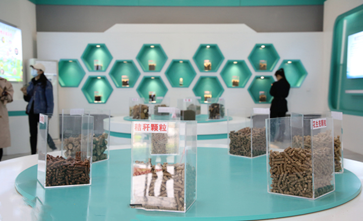 陽信縣利民公司展廳內展示的午夜美女福利视频生物質顆粒燃料 陽信縣利民公司展廳內展示的午夜美女福利视频生物質顆粒燃料