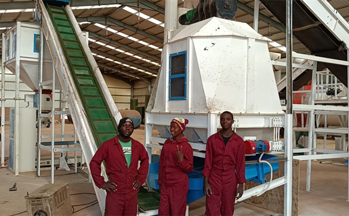 黑人小哥小妹紛紛為午夜福利久久午夜美女福利视频設備的產能點讚豎大拇指