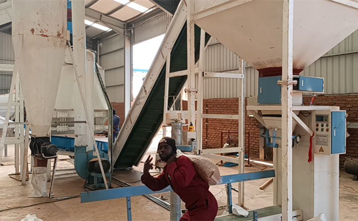 非洲馬拉維生物質午夜美女福利视频操作者---調皮的小哥