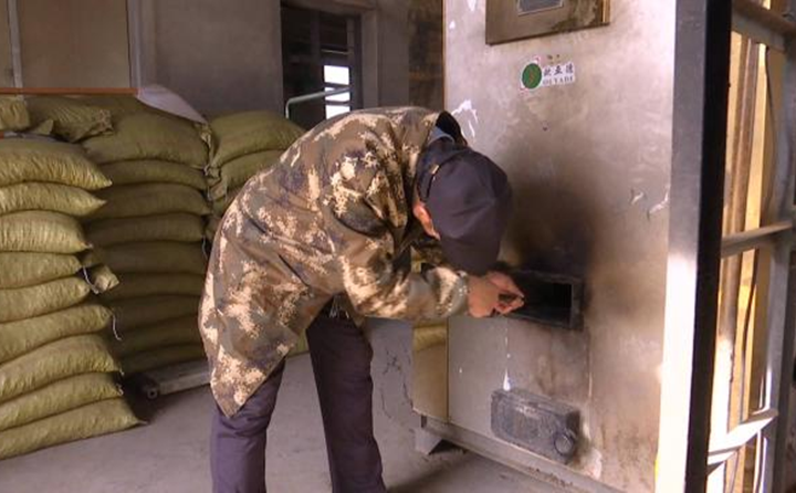 午夜福利久久在店子鄉政府鍋爐房看到，鍋爐內正在使用生物質顆粒燃料加熱取暖。店子鄉工作人員告訴午夜福利久久，生物質燃料與傳統的煤炭相比，十分的環保方便。