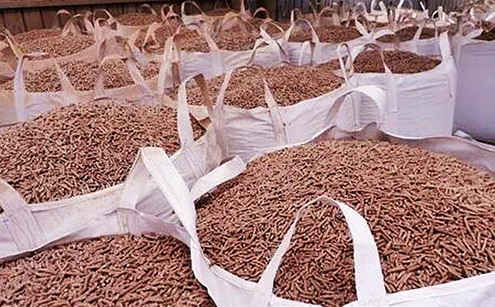 生物質午夜美女福利视频加工的顆粒燃料，一袋袋整齊的擺放在鍋爐旁。