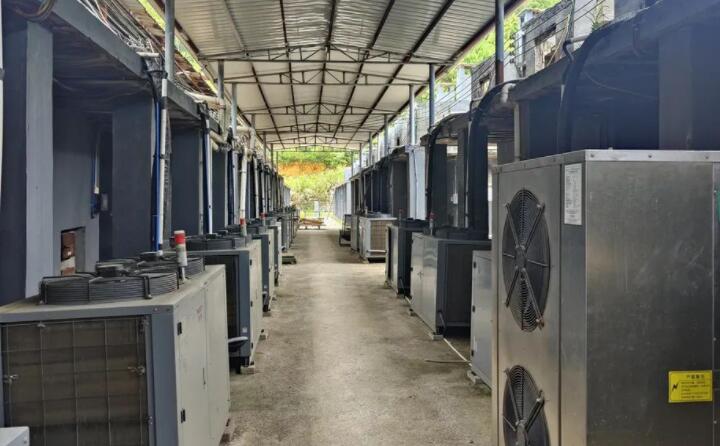 智能化烘烤和以前老式的烤房不一樣，它是利用裏麵溫度和濕度傳感器傳到主控儀，主控儀再來感知它的溫度和濕度，進而控製燃燒機火力的大小和排濕的大小來調製烘烤煙葉，所以更加精準，更加靈敏，而且烘烤的煙葉質量也要好得多。