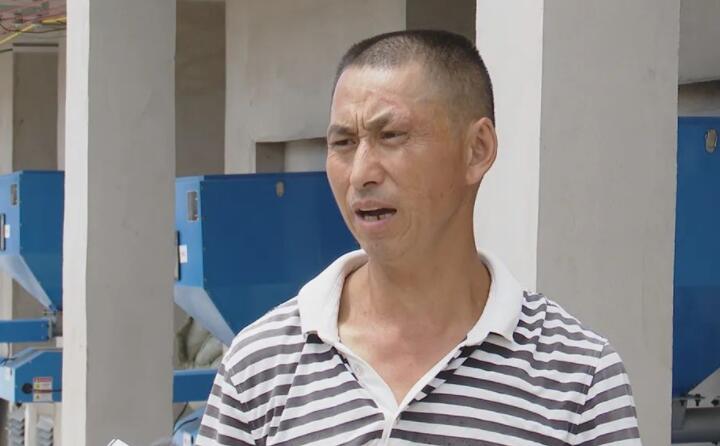 煙農代興祥說：“生物質燃料烤煙用起來比原煤要方便的多，像以前燒原煤時，每天晚上都要起來添煤，如今這個烤房隻要把箱子裏麵加滿，它基本上可以管四個小時，現在午夜福利久久一個人可以燒十幾間烤房，人工這方麵要節約很多。”