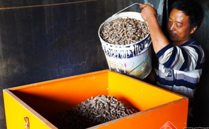 麵對施甸縣善雲烤煙合作社負責人段自學的來訪，施甸縣仁和鎮菠蘿村村民李應良高興得合不攏嘴。“生物質燃料顆粒效果太好了，光請工的成本就比原來燒煤柴烤減少了2個、每爐的烘烤成本降低了168元。這種算下來，今年我家大春作物畝產值可增加200來塊！作物收入就增加了17000多元。”