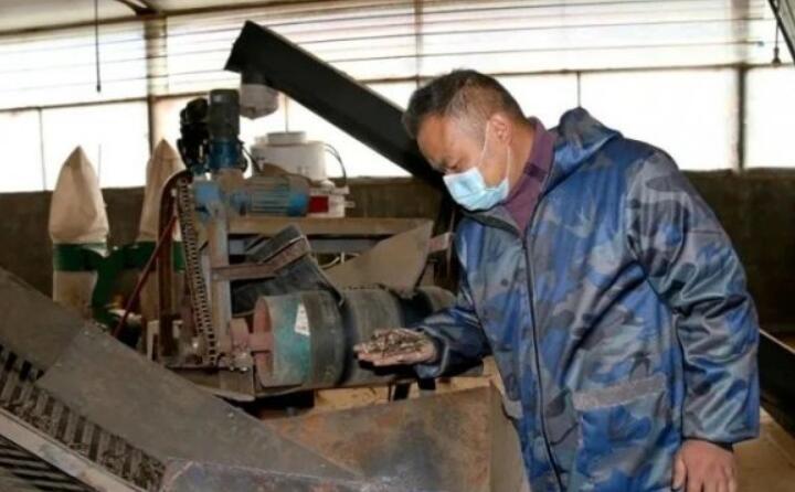 公司日產生物質顆粒燃料15噸，滿負荷生產可達30噸，主要銷往縣內洗滌廠、豆腐廠、桑拿房等。