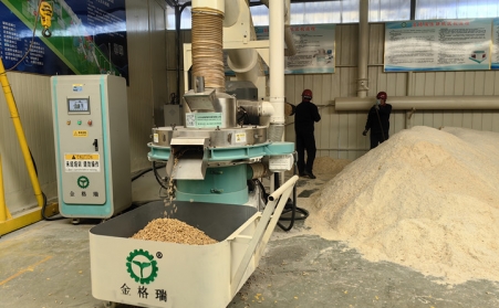 廢舊沙柳&ldquo;變身&rdquo;清潔能源顆粒 生物質午夜美女福利视频賦能烏審旗沙漠蝶變&ldquo;金窩窩&rdquo;